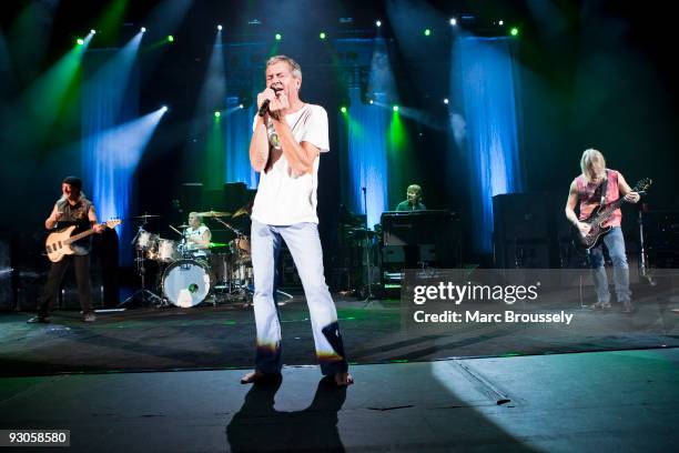 Ian Palce, Roger Glover, Ian Gillan, Don Alrey and Steve Morse of Deep Purple perform on stage at Hammersmith Apollo on November 14, 2009 in London,...