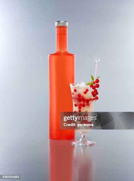 cocktail und eine flasche - strawberry ice cube studio stock-fotos und bilder