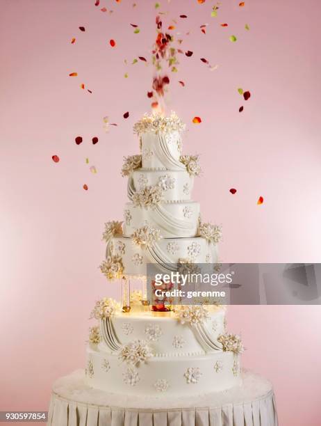riesige hochzeitstorte - wedding cake stock-fotos und bilder