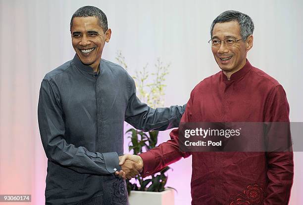 Prime Minister Lee Hsien Loong shakes hand with US President Barack Obama prior to the state dinner in Singapore. President Obama will attend APEC...