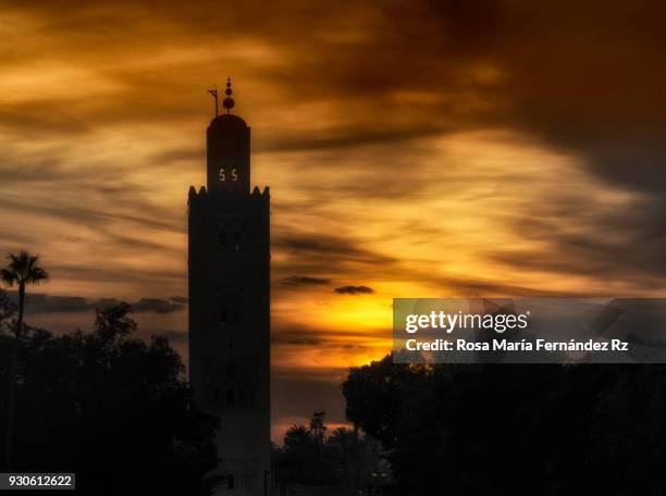 silhouette koutoubia mosque minaret againt cloudy sky during sunset, marrakesh, morocco, africa, - djemma el fna square 個照片及圖片檔
