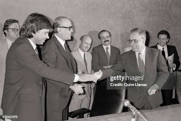 Signature of the autonomic agreement between UCD and PSOE. Felipe Gonzalez , Leopoldo Calvo Sotelo and Professor Eduardo Garcia de Enterria shake...