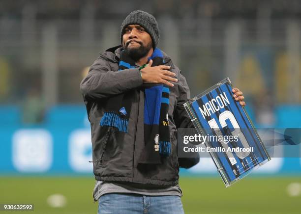 Internazionale Milano former player Maicon greets the fans prior to the serie A match between FC Internazionale and SSC Napoli at Stadio Giuseppe...