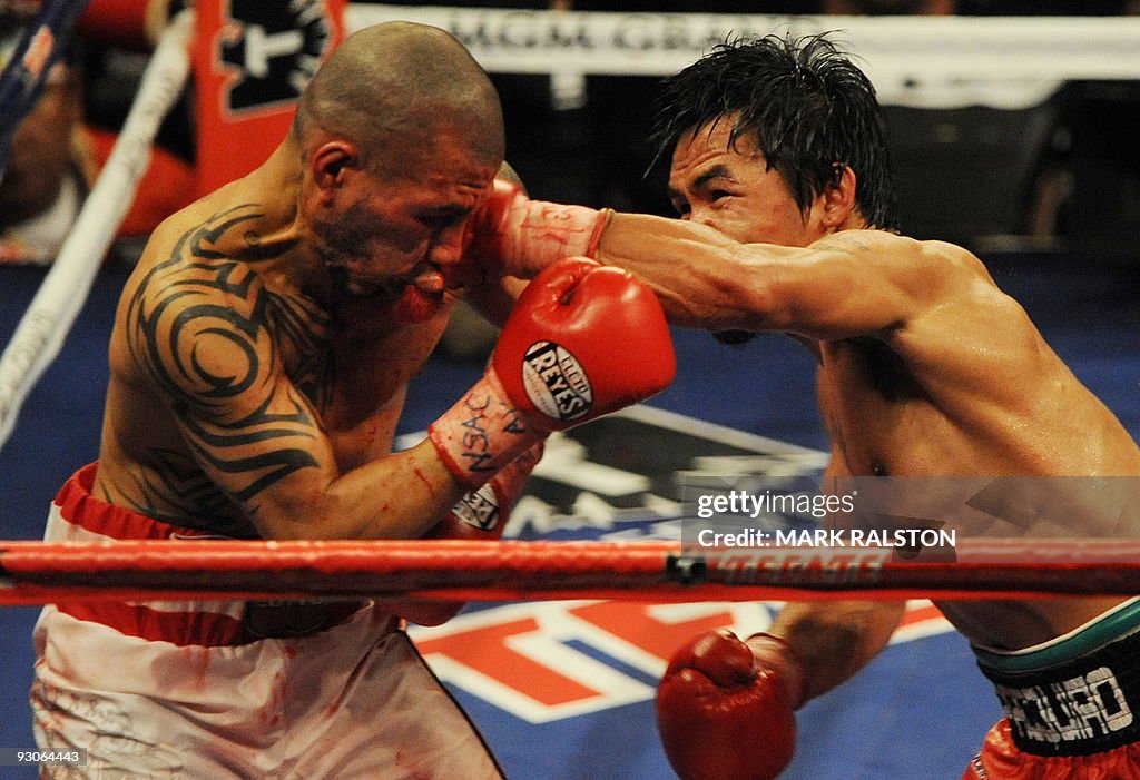 Manny Pacquiao (R) of the Philippines la