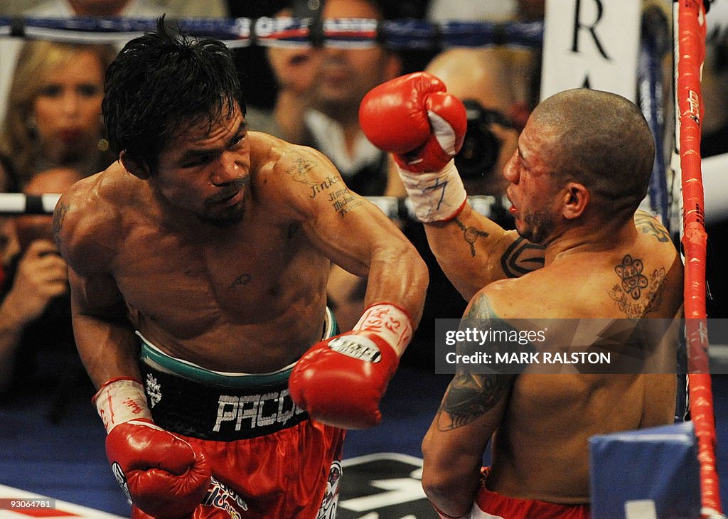Manny Pacquiao (L) of the Philippines la