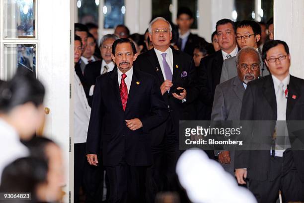 Hassanal Bolkiah, sultan of Brunei, left, and Najib Razak, Malaysia's prime minister, center, arrive at the Asia-Pacific Economic Cooperation leaders...