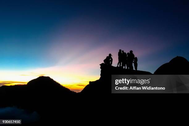 sunset at the mountain - mount rinjani fotografías e imágenes de stock