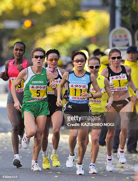 The lead group of participants in the Yokohama international women's marathon, Constantina Dita of Rumania , Inga Abitova of Russia , Kiyoko...