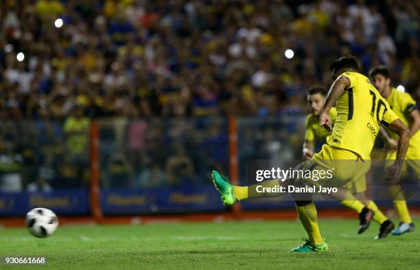 Edwin Cardona of Boca Juniors takes a penalty kick to score during a match between Boca Juniors and Tigre as part of the Superliga 2017/18 at Alberto...