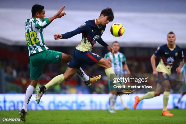 Carlos Orrantia of America struggles for the ball with Jorge Diaz of Leon during the 11th round match between America and Leon as part of the Torneo...