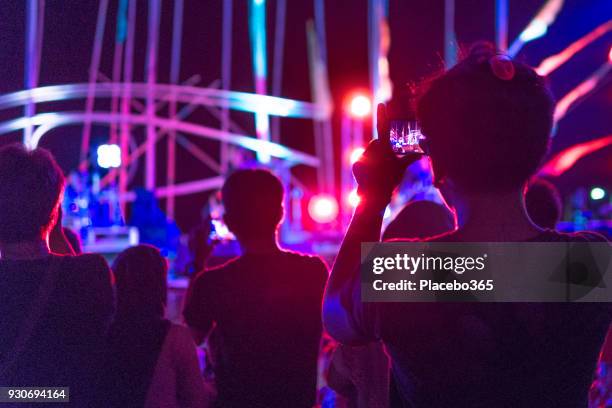 ventilator opname muziek concert op mobiele telefoon - ko lanta stockfoto's en -beelden