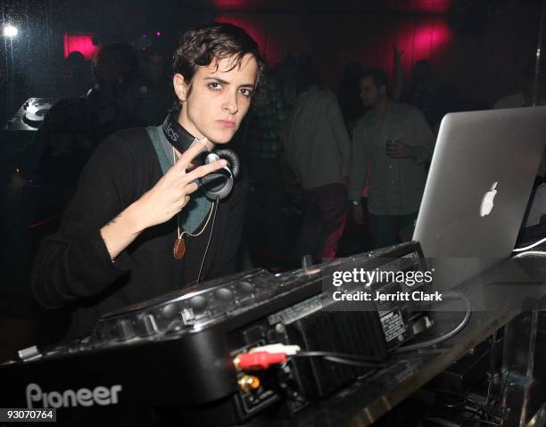 Samantha Ronson spins at Quo Nightclub on November 14, 2009 in New York City.