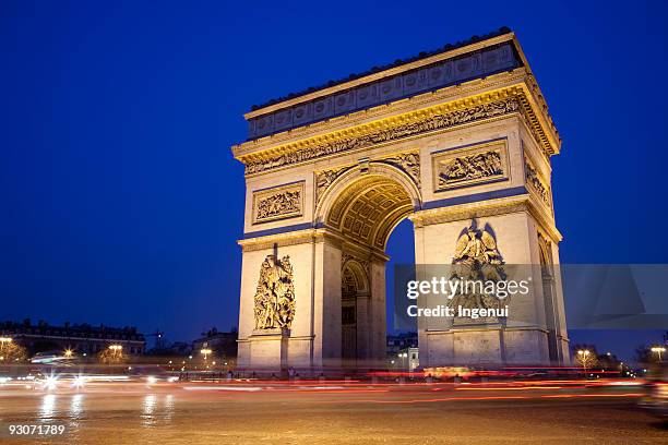 arc de triomphe bei nacht - arc de triomphe stock-fotos und bilder