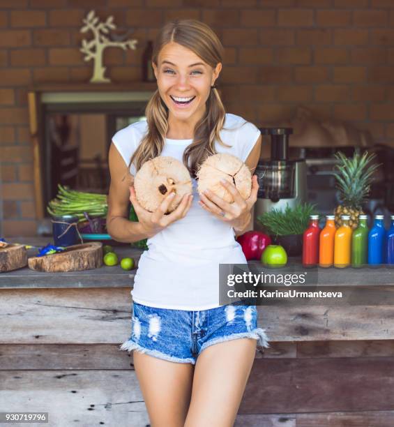 las mujeres es la cocina - karina urmantseva fotografías e imágenes de stock