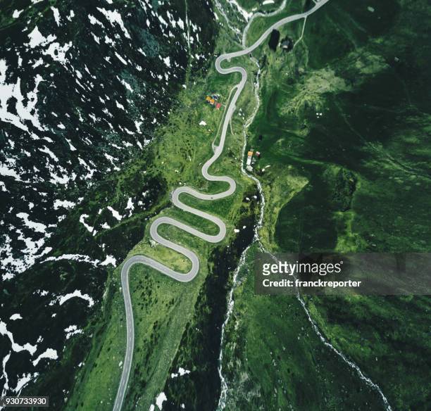 julier passstrasse in der schweiz - winding road stock-fotos und bilder