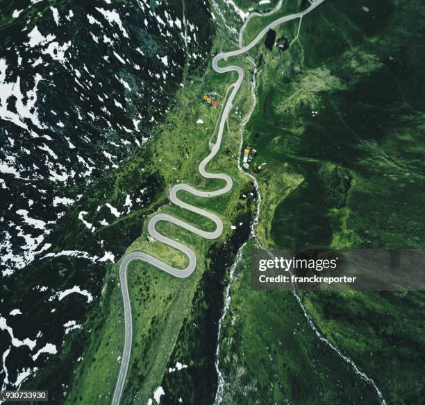 julier pass weg in zwitserland - ticino stockfoto's en -beelden