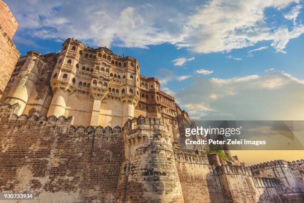 mehrangarh fort in the blue city of jodhpur, rajasthan, india - meherangarh fort stock-fotos und bilder