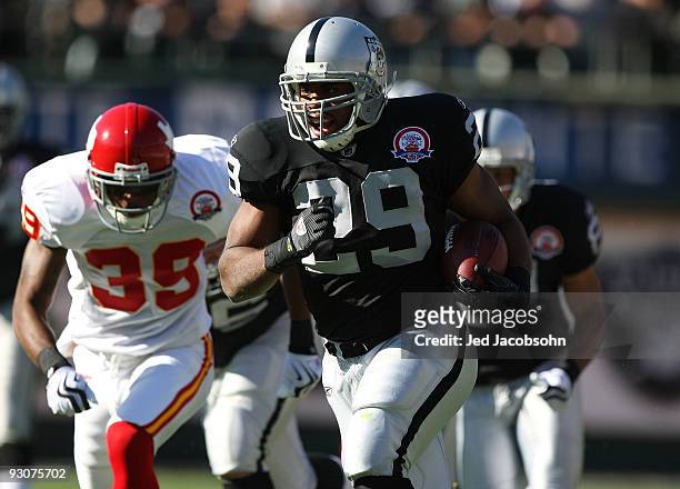 Michael Bush of the Oakland Raiders runs against the Kansas City Chiefs during an NFL game at Oakland-Alameda County Coliseum on November 15, 2009 in...