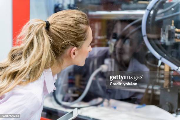 expert control machines - mechatronics stockfoto's en -beelden