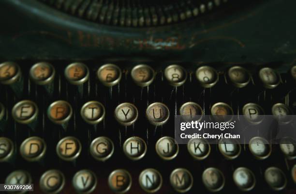 vintage typewriter - story telling in the workplace stockfoto's en -beelden