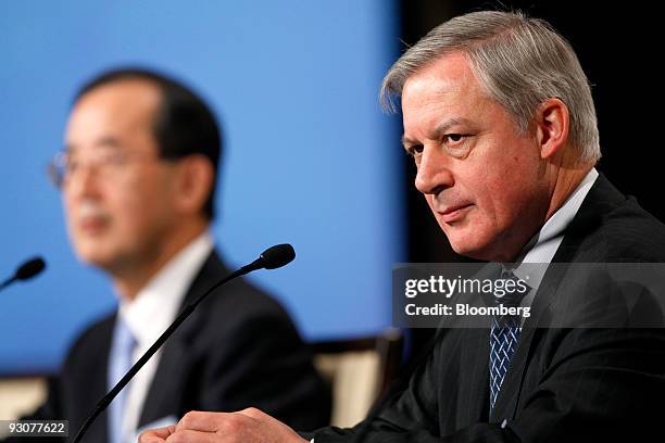 Christian Noyer, governor of the Banque de France, right, and Masaaki Shirakawa, governor of the Bank of Japan, attend the Paris Europlace...