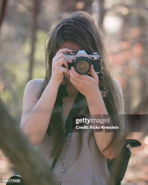 girl taking photos - woodbridge virginia - fotografias e filmes do acervo