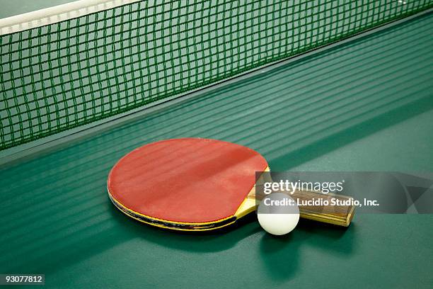 table tennis paddle and ball - table tennis paddle stockfoto's en -beelden