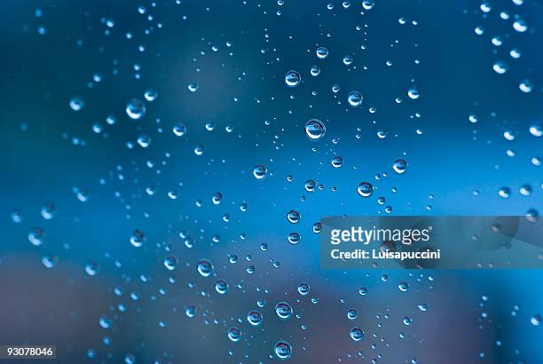 raindrops on  window - luisapuccini foto e immagini stock