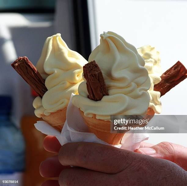 icecream with chocolate flake - dried food stock pictures, royalty-free photos & images