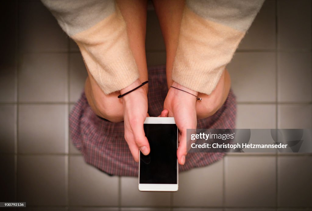 Using smartphone on toilet
