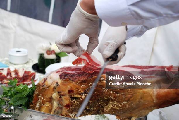 loncheando un pata negra - abuela stock pictures, royalty-free photos & images