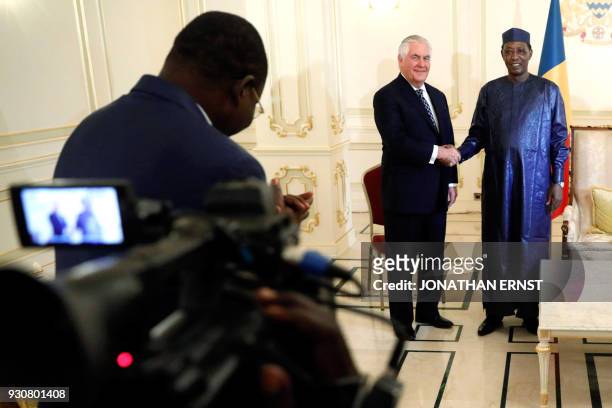 Chad's President Idriss Deby welcomes US Secretary of State Rex Tillerson at the Presidential Palace in N'Djamena on March 12, 2018. / AFP PHOTO /...