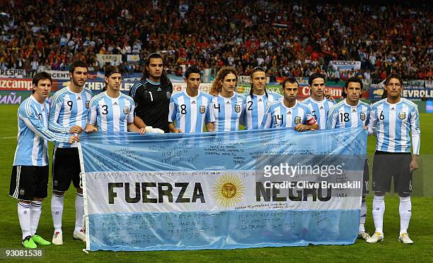 Argentina pose for a team photo during the friendly International football match Spain against Argentina at the Vicente Calderon stadium in Madrid,...