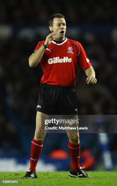 Referee Leon Willaimson in action during the Four Nations Grand Final between England and Australia at Elland Road on November 14, 2009 in Leeds,...