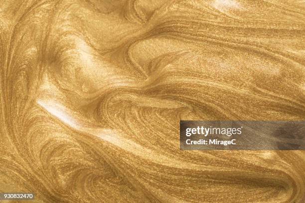 glittering gold paint - liquid photos et images de collection