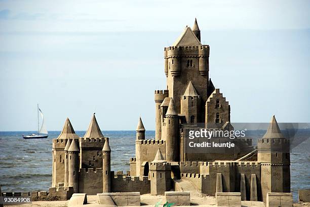 sand castles - château de sable photos et images de collection