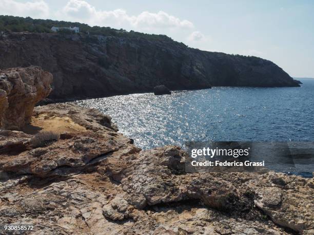 back lit view of the rocky coastline from punta galera, ibiza - punta galera photos et images de collection