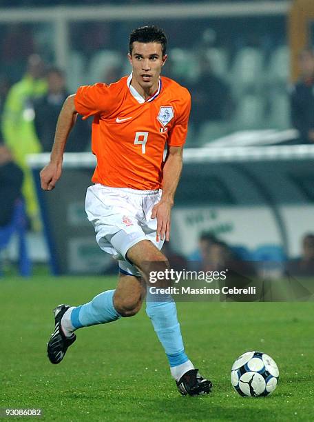 Robin Van Persie of Holland in action during the international friendly match between Italy and Holland at Adriatico Stadium on November 14, 2009 in...