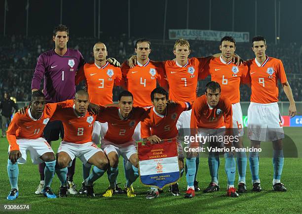 The Holland Team line up during the international friendly match between Italy and Holland at Adriatico Stadium on November 14, 2009 in Pescara,...