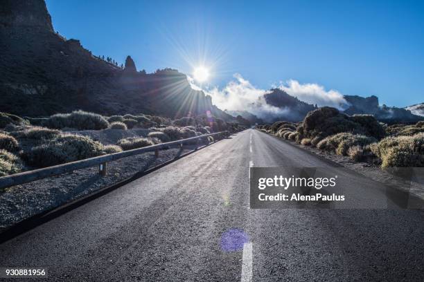 teneriffa-autostraße im nationalpark el teide - el teide national park stock-fotos und bilder