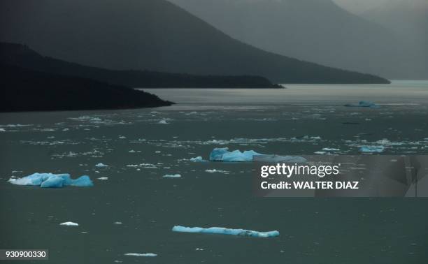 Ice floes float at the Argentino lake after an ice arch collapsed overnight from the Perito Moreno galcier, at Parque Nacional Los Glaciares near El...