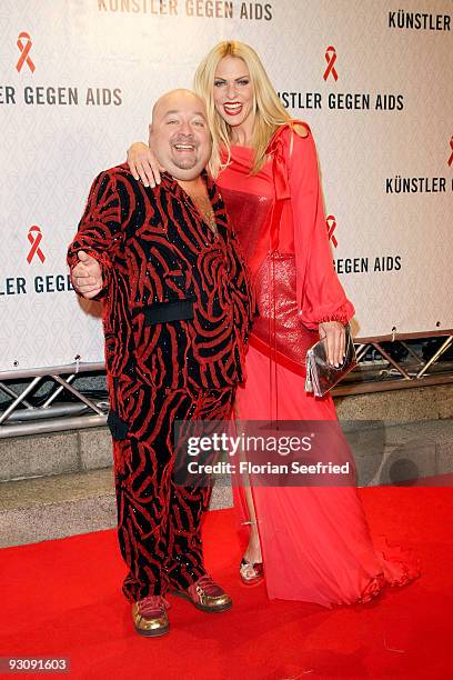Actor Dirk Bach and tv host Sonya Kraus attend the AIDS Gala 2009 at theater des Westen on November 16, 2009 in Berlin, Germany.