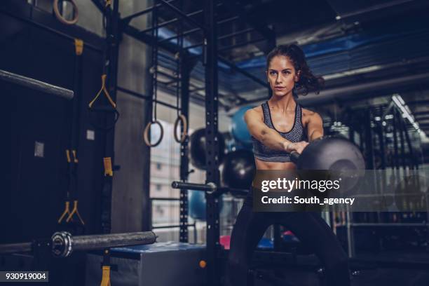 bastante joven mujer ejercicio en gimnasio - woman dumbbell crossfit fotografías e imágenes de stock