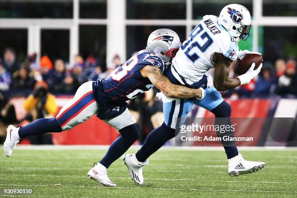Delanie Walker of the Tennessee Titans makes a catch during a game against the New England Patriots during the fourth quarter in the AFC Divisional...