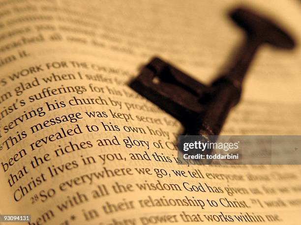 schlüssel auf eine bibel - roman god stock-fotos und bilder