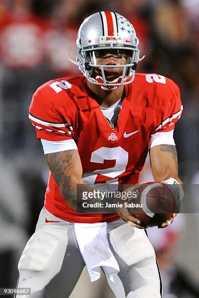 Quarterback Terrelle Pryor of the Ohio State Buckeyes prepares to hand off the ball against the Iowa Hawkeyes at Ohio Stadium on November 14, 2009 in...