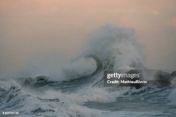 esthétisme de vague - atlantic ocean bildbanksfoton och bilder