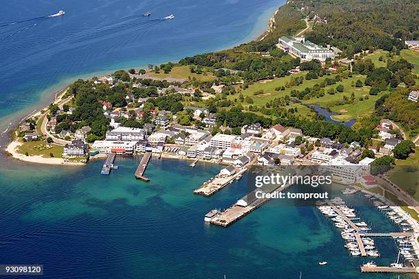 luftbild von mackinac island, michigan, usa - michigan stock-fotos und bilder