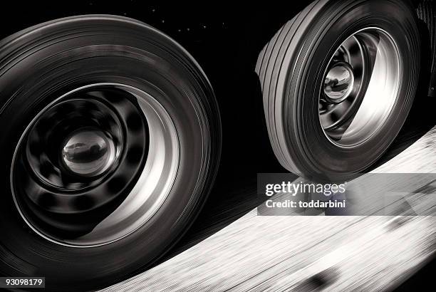 truck wheels in motion - vrachtwagen banden stockfoto's en -beelden