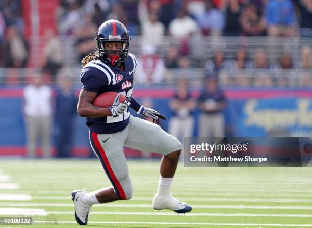 Dexter McCluster of the Ole Miss Rebels rushes against the Tennessee Volunteers at Vaught-Hemingway Stadium on November 14, 2009 in Oxford,...